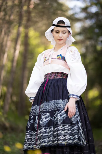 Fiatal Gyönyörű Szlovák Hagyományos Ruhában Szlovák Folklór — Stock Fotó