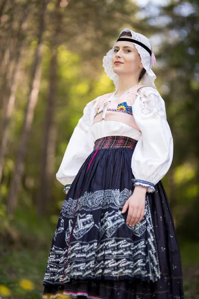 Fiatal Gyönyörű Szlovák Hagyományos Ruhában Szlovák Folklór — Stock Fotó