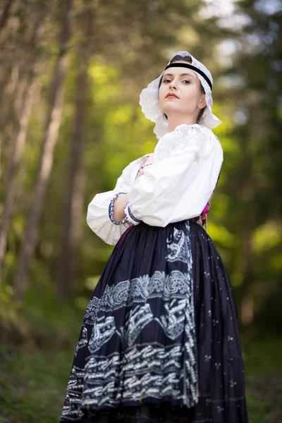 Mladá Krásná Slovenská Žena Tradičních Šatech Slovenský Folklór — Stock fotografie