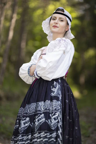 Jovem Bela Mulher Eslovaca Vestido Tradicional Folclore Eslovaco — Fotografia de Stock