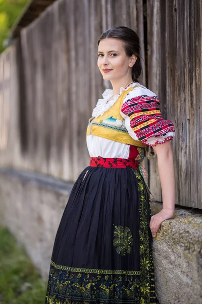 Krásná Dívka Národních Slovenských Východoevropských Kostýmech Účastní Folklóru — Stock fotografie