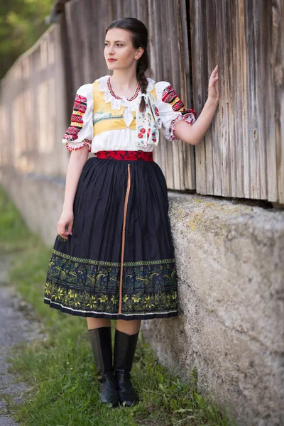 Schöne Mädchen Nationalen Slowakischen Und Osteuropäischen Trachten Nehmen Der Folklore — Stockfoto