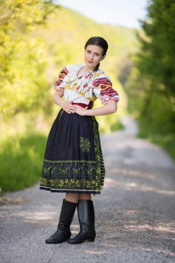 Geleneksel Slovak halk kostümleri giyen güzel bir kadın..