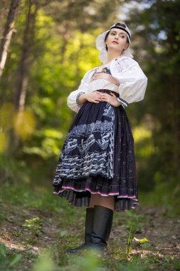 Geleneksel Slovak halk kostümleri giyen güzel bir kadın..