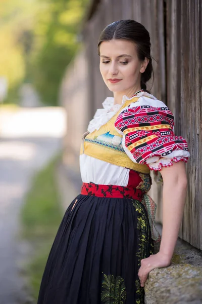 Vacker Flicka Nationella Slovakiska Och Östeuropeiska Kostymer Delta Folklore — Stockfoto