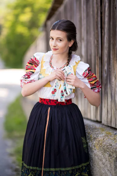 Schöne Mädchen Nationalen Slowakischen Und Osteuropäischen Trachten Nehmen Der Folklore — Stockfoto