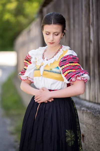 Schöne Mädchen Nationalen Slowakischen Und Osteuropäischen Trachten Nehmen Der Folklore — Stockfoto