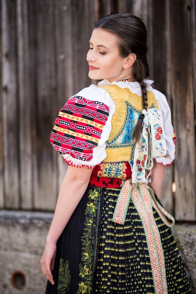 Gyönyörű Lány Nemzeti Szlovák Kelet Európai Jelmezek Vesznek Részt Folklór — Stock Fotó