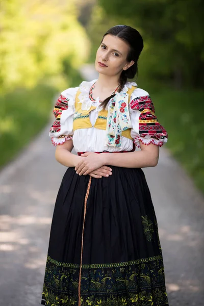 Schöne Mädchen Nationalen Slowakischen Und Osteuropäischen Trachten Nehmen Der Folklore — Stockfoto