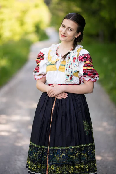 Schöne Mädchen Nationalen Slowakischen Und Osteuropäischen Trachten Nehmen Der Folklore — Stockfoto