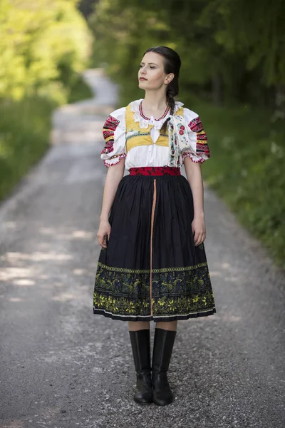 Krásná Dívka Národních Slovenských Východoevropských Kostýmech Účastní Folklóru — Stock fotografie