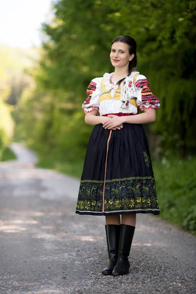 Ulusal Slovak Doğu Avrupa Kostümlü Güzel Kız Folklora Katıldı — Stok fotoğraf