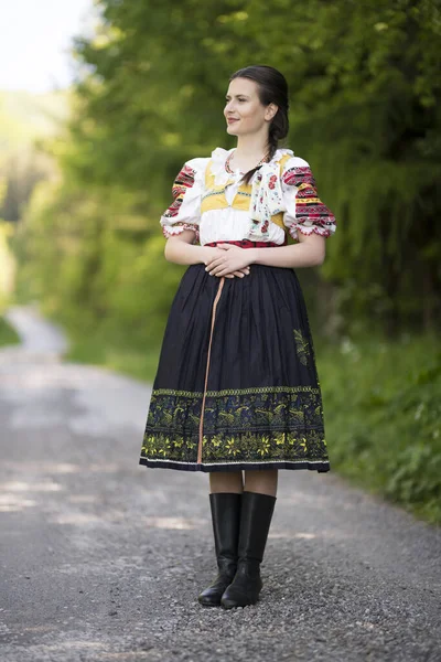 Schöne Mädchen Nationalen Slowakischen Und Osteuropäischen Trachten Nehmen Der Folklore — Stockfoto