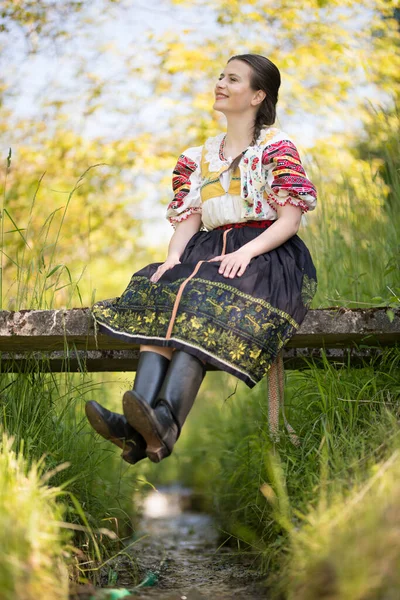 Hermosa Mujer Con Trajes Tradicionales Eslovacos Populares —  Fotos de Stock