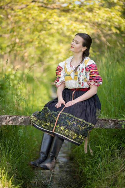 Mooie Vrouw Traditionele Slovak Folk Kostuums — Stockfoto
