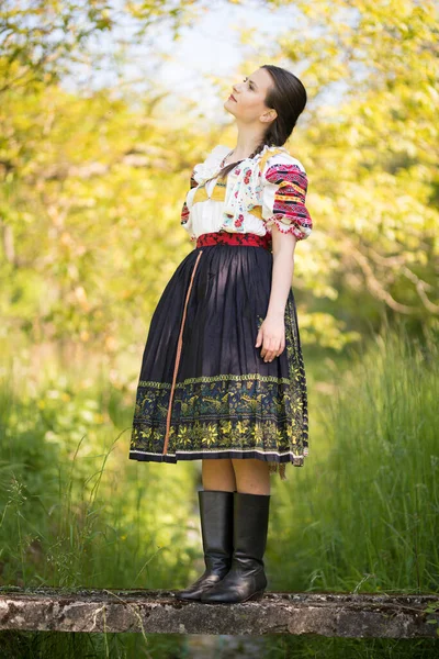 Bella Donna Che Indossa Costumi Popolari Slovacchi Tradizionali — Foto Stock