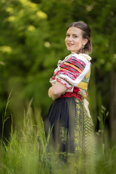 Mulher Bonita Usando Trajes Tradicionais Folclóricos Eslovacos — Fotografia de Stock