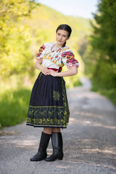 Belle Femme Portant Des Costumes Folkloriques Slovaques Traditionnels — Photo