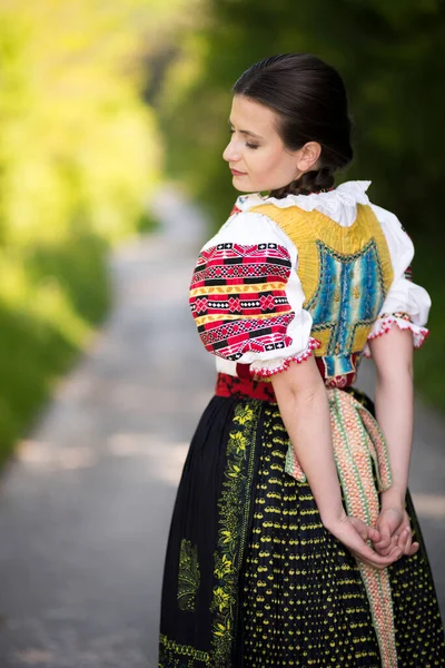 Bella Donna Che Indossa Costumi Popolari Slovacchi Tradizionali — Foto Stock