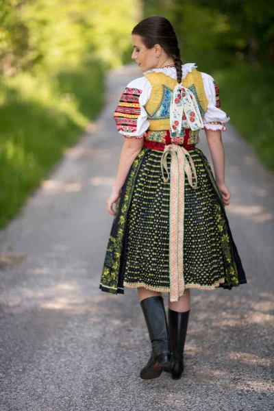 Belle Femme Portant Des Costumes Folkloriques Slovaques Traditionnels — Photo