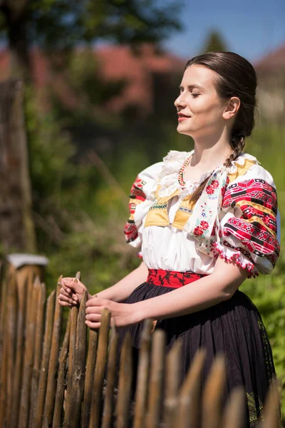 Vacker Kvinna Traditionella Slovakiska Folkdräkter — Stockfoto