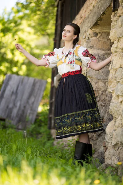 Mulher Bonita Usando Trajes Tradicionais Folclóricos Eslovacos — Fotografia de Stock