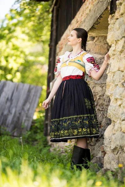 Vacker Kvinna Traditionella Slovakiska Folkdräkter — Stockfoto