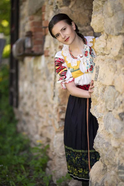 伝統的なスロバキア民族衣装を身に着けている美しい女性 — ストック写真