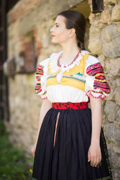 Hermosa Mujer Con Trajes Tradicionales Eslovacos Populares —  Fotos de Stock