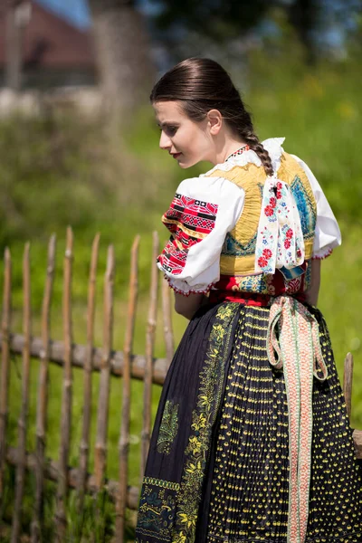 美丽的女人穿着传统的Slovak民俗服装 — 图库照片