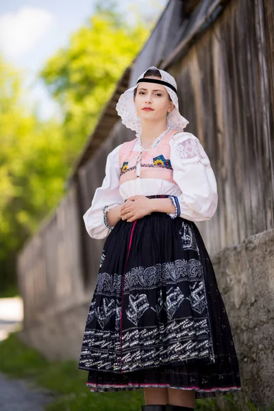 Vacker Kvinna Traditionella Slovakiska Folkdräkter — Stockfoto