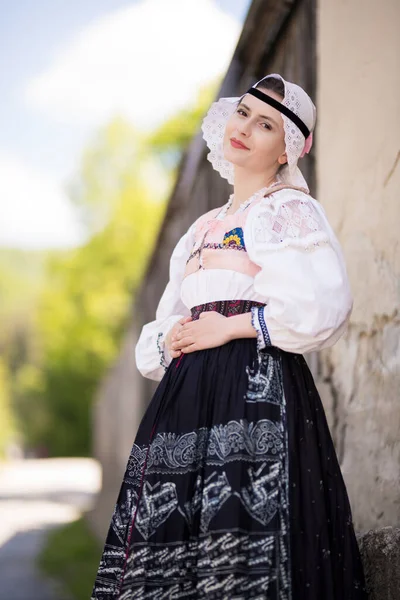 Mulher Bonita Usando Trajes Tradicionais Folclóricos Eslovacos — Fotografia de Stock