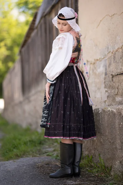 Bella Donna Che Indossa Costumi Popolari Slovacchi Tradizionali — Foto Stock