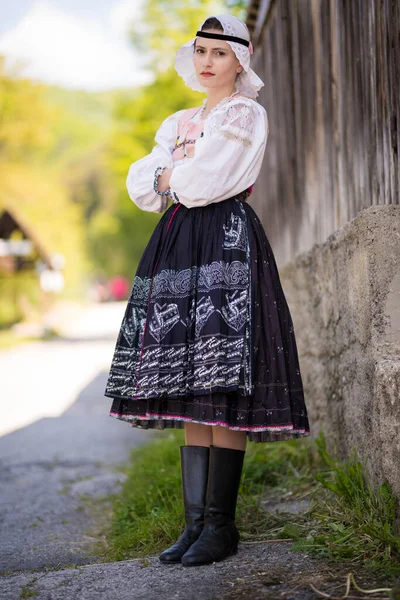 전통적 슬로바키아 의상을 아름다운 — 스톡 사진