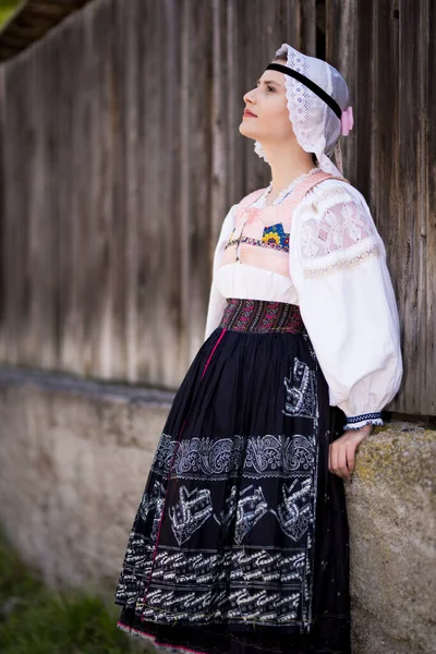 Mulher Bonita Usando Trajes Tradicionais Folclóricos Eslovacos — Fotografia de Stock