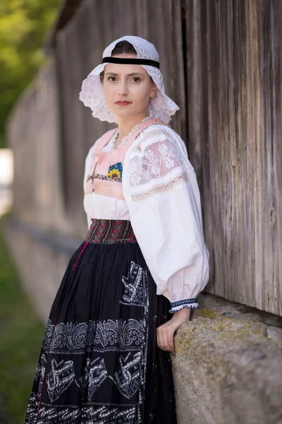 Mulher Bonita Usando Trajes Tradicionais Folclóricos Eslovacos — Fotografia de Stock
