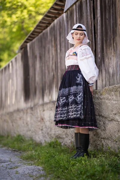 Geleneksel Slovak Halk Kostümleri Giyen Güzel Bir Kadın — Stok fotoğraf