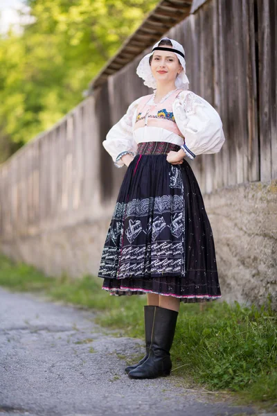 Geleneksel Slovak Halk Kostümleri Giyen Güzel Bir Kadın — Stok fotoğraf