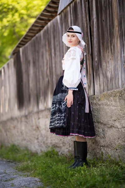 Mooie Vrouw Traditionele Slovak Folk Kostuums — Stockfoto