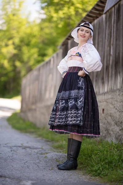 Krásná Žena Sobě Tradiční Slovenský Lidový Kostýmy — Stock fotografie
