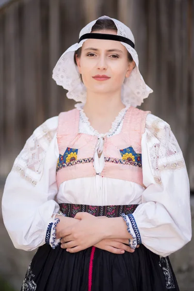 Schöne Frau Traditionellen Slowakischen Trachten — Stockfoto