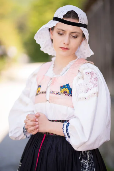 Belle Femme Portant Des Costumes Folkloriques Slovaques Traditionnels — Photo