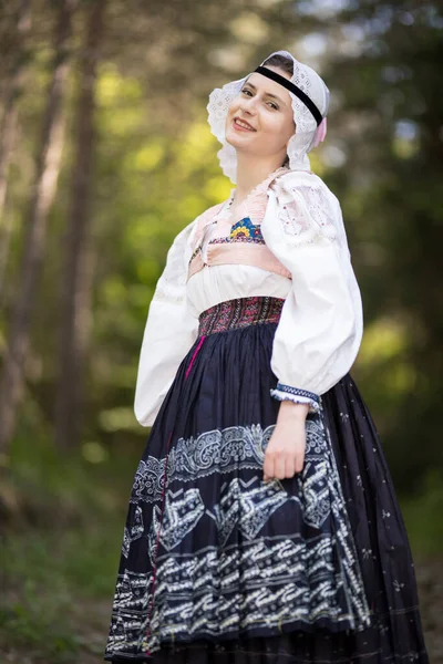 Mulher Bonita Usando Trajes Tradicionais Folclóricos Eslovacos — Fotografia de Stock