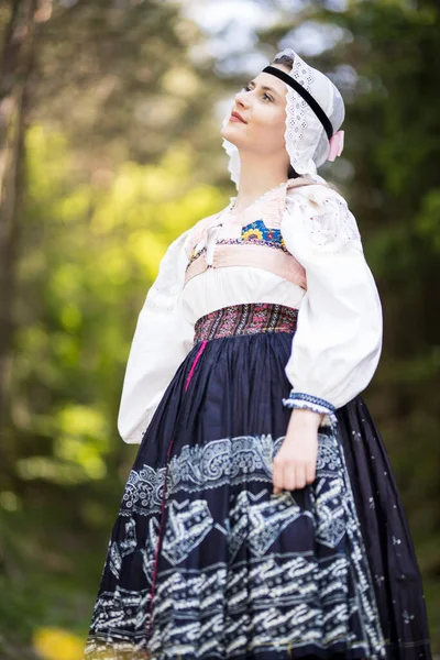 Geleneksel Slovak Halk Kostümleri Giyen Güzel Bir Kadın — Stok fotoğraf