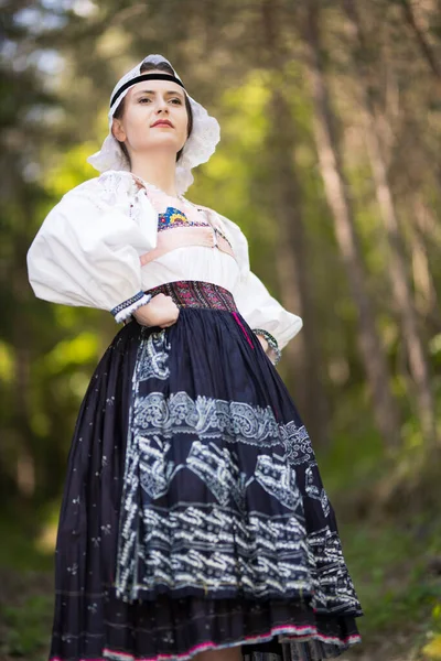 Mulher Bonita Usando Trajes Tradicionais Folclóricos Eslovacos — Fotografia de Stock