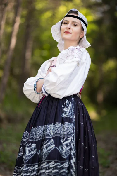 Bella Donna Che Indossa Costumi Popolari Slovacchi Tradizionali — Foto Stock