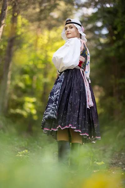 Mulher Bonita Usando Trajes Tradicionais Folclóricos Eslovacos — Fotografia de Stock