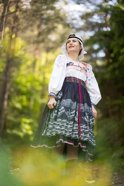 Schöne Frau Traditionellen Slowakischen Trachten — Stockfoto