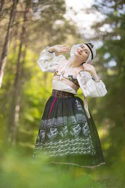 Mulher Bonita Usando Trajes Tradicionais Folclóricos Eslovacos — Fotografia de Stock