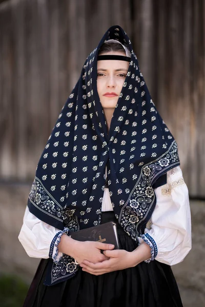 Όμορφη Γυναίκα Που Φοράει Παραδοσιακές Παραδοσιακές Παραδοσιακές Φορεσιές — Φωτογραφία Αρχείου